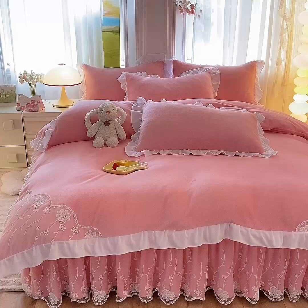91家纺网 家纺一手货源 找家纺 后庭寝室 2025新款牛奶绒床裙四件套倾城 倾城-暖粉玉