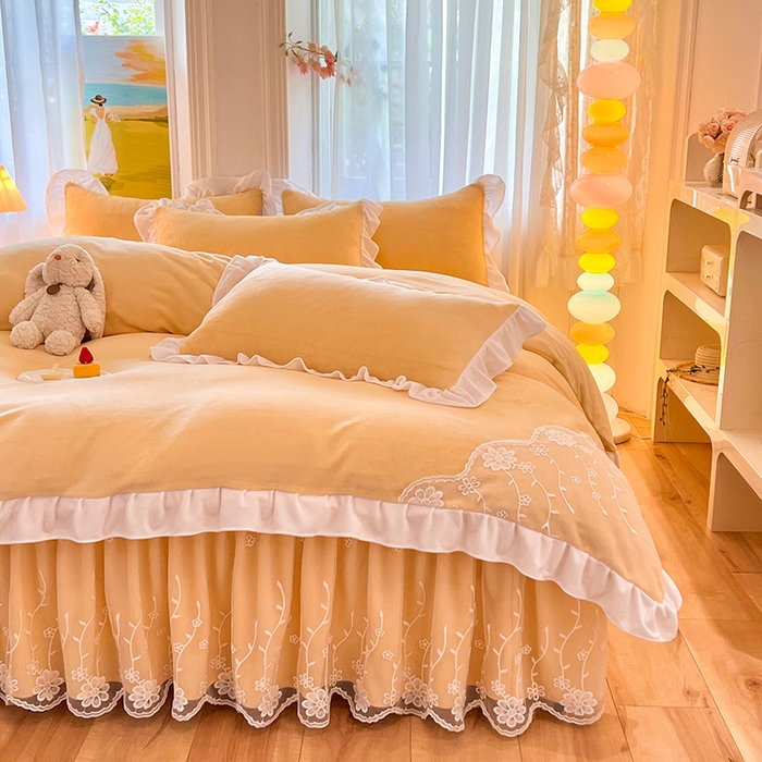 91家纺网 家纺一手货源 找家纺 后庭寝室 2025新款牛奶绒床裙四件套倾城 倾城-暖黄