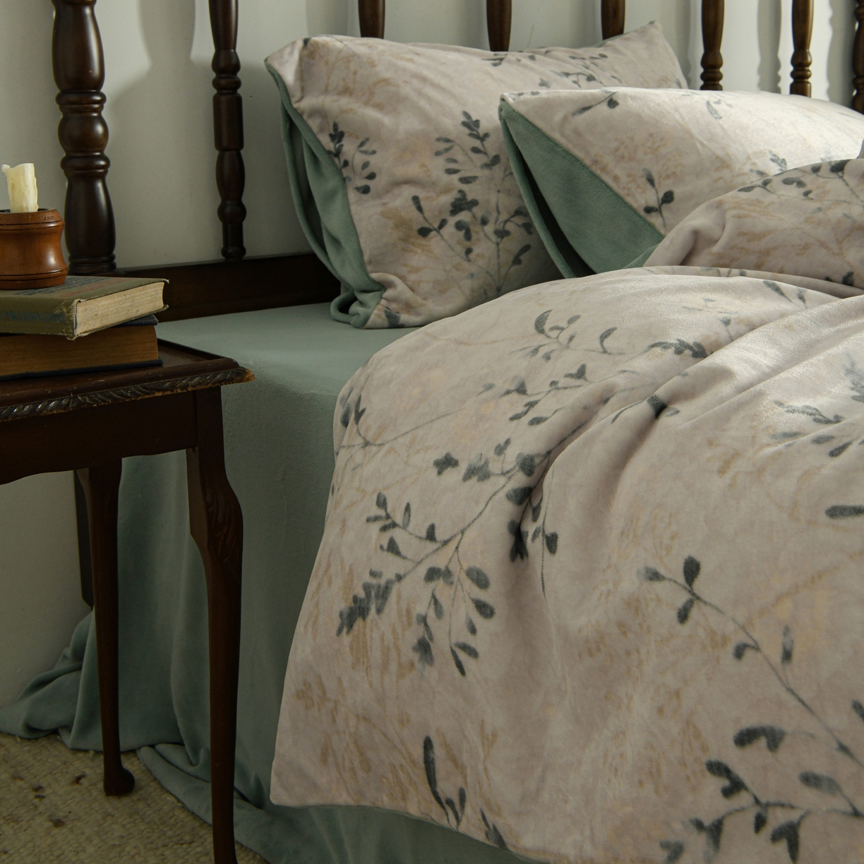 花漾家居 2025秋冬新品法式复古简约诧寂风牛奶绒四件套 鎏金岁月绿