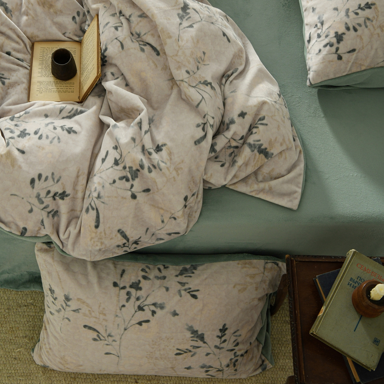 91家纺网 家纺一手货源 找家纺 花漾家居 2025秋冬新品法式复古简约诧寂风牛奶绒四件套 鎏金岁月绿