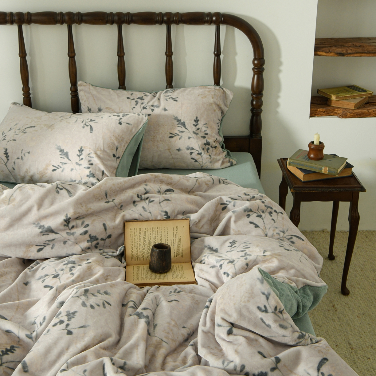 91家纺网 家纺一手货源 找家纺 花漾家居 2025秋冬新品法式复古简约诧寂风牛奶绒四件套 鎏金岁月绿