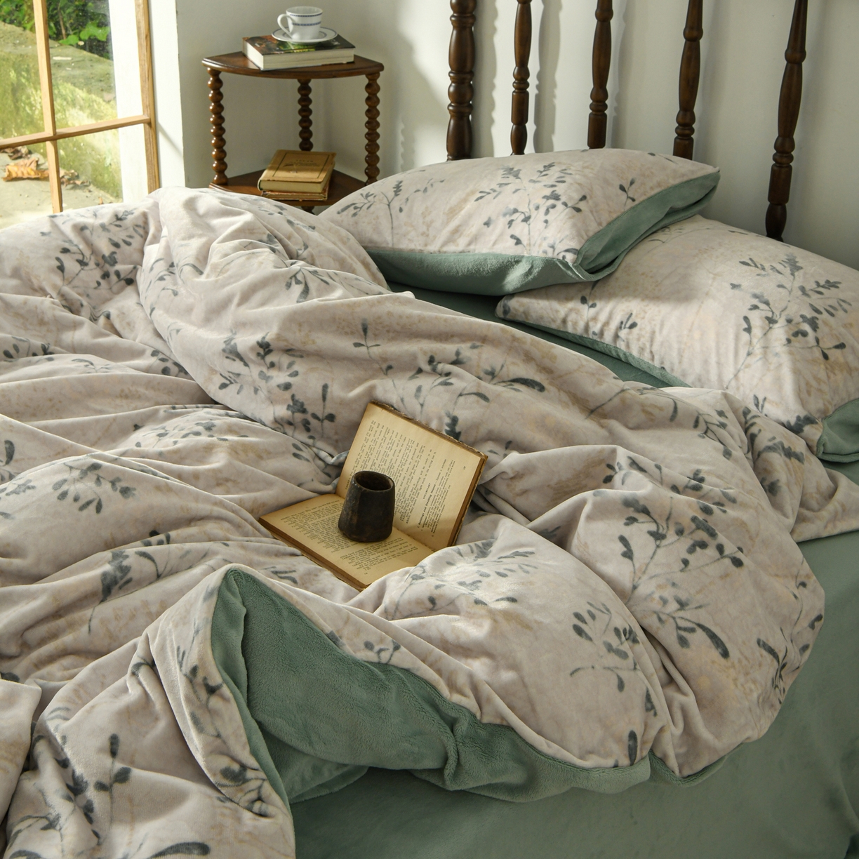91家纺网 家纺一手货源 找家纺 花漾家居 2025秋冬新品法式复古简约诧寂风牛奶绒四件套 鎏金岁月绿