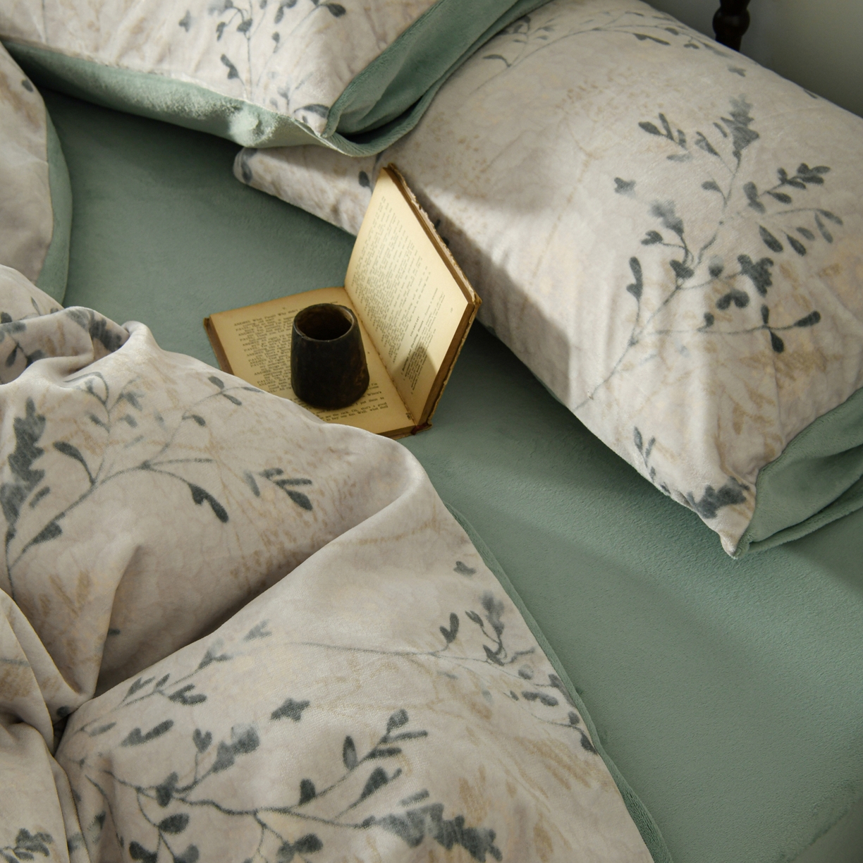 91家纺网 家纺一手货源 找家纺 花漾家居 2025秋冬新品法式复古简约诧寂风牛奶绒四件套 鎏金岁月绿