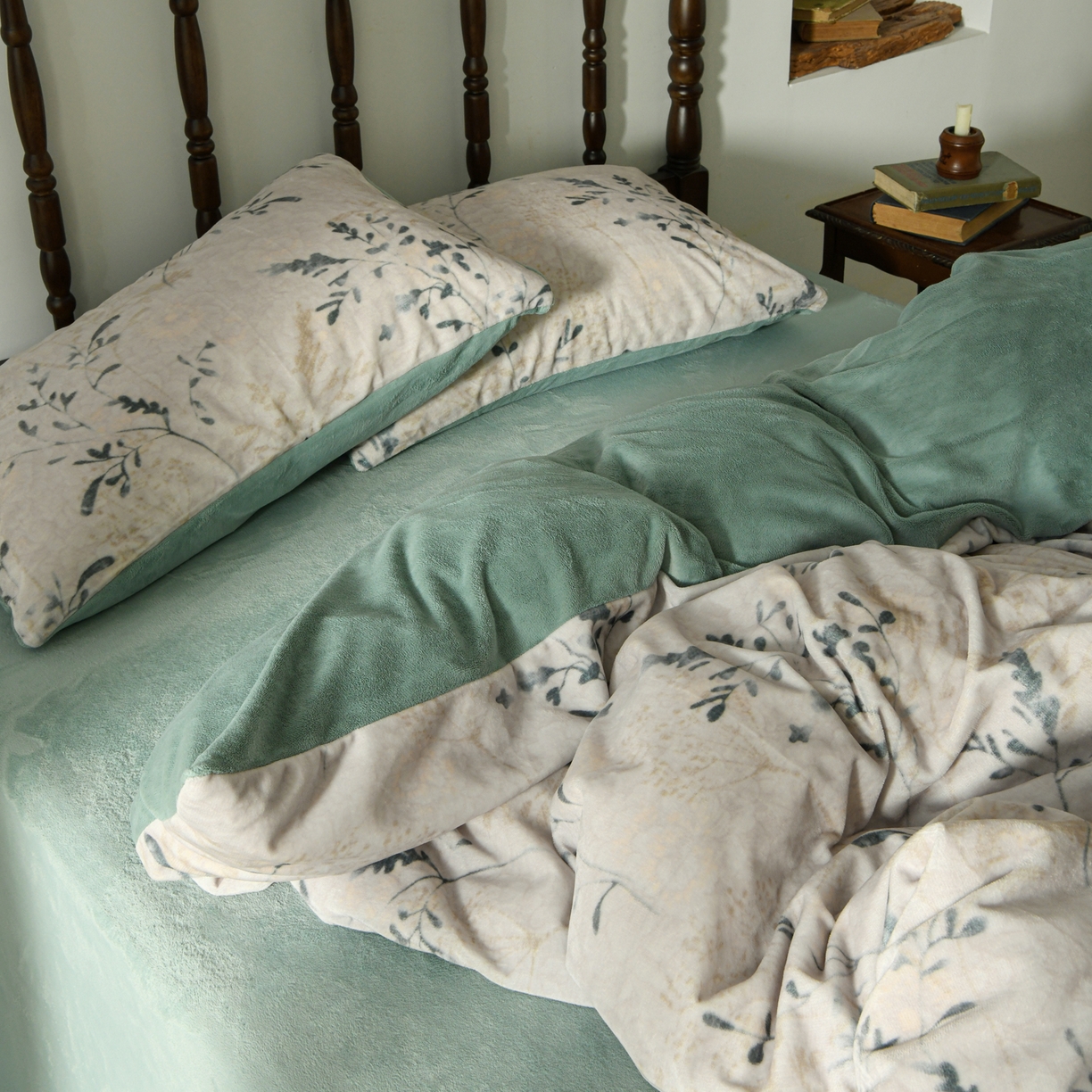 91家纺网 家纺一手货源 找家纺 花漾家居 2025秋冬新品法式复古简约诧寂风牛奶绒四件套 鎏金岁月绿