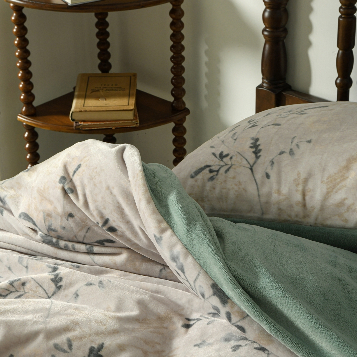 91家纺网 家纺一手货源 找家纺 花漾家居 2025秋冬新品法式复古简约诧寂风牛奶绒四件套 鎏金岁月绿