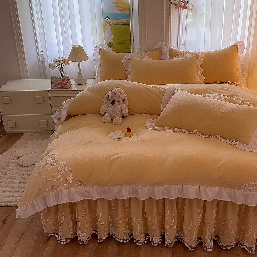 91家纺网 家纺一手货源 找家纺 后庭寝室 2025新款牛奶绒床裙四件套倾城 倾城-暖黄