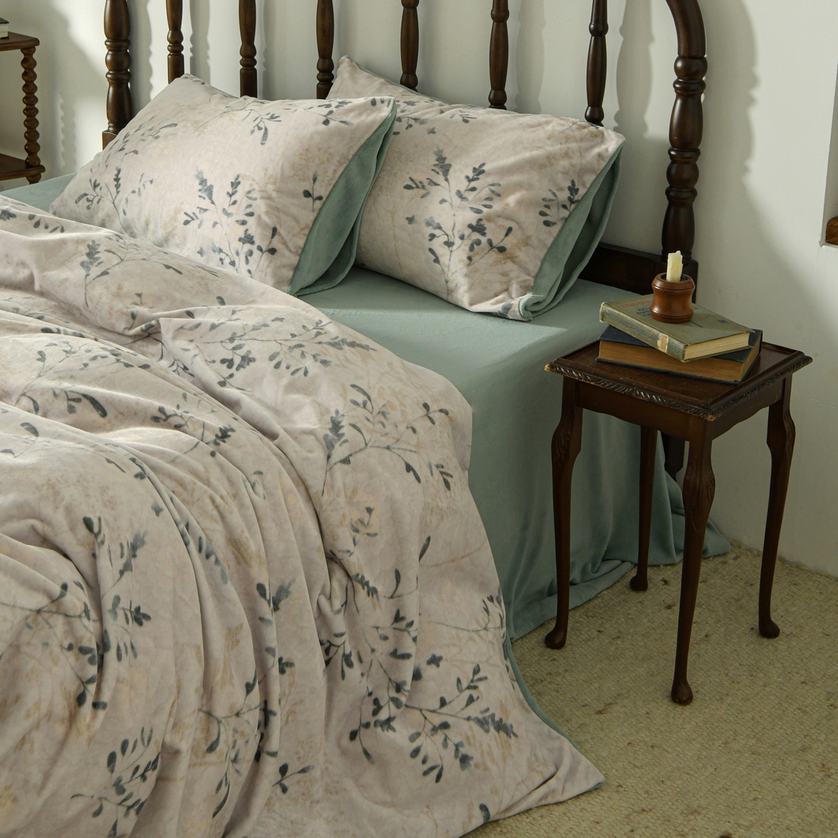 91家纺网 家纺一手货源 找家纺 花漾家居 2025秋冬新品法式复古简约诧寂风牛奶绒四件套 鎏金岁月绿