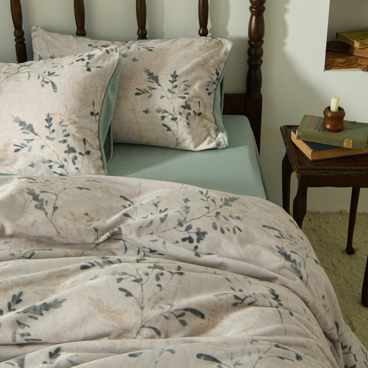 91家纺网 家纺一手货源 找家纺 花漾家居 2025秋冬新品法式复古简约诧寂风牛奶绒四件套 鎏金岁月绿