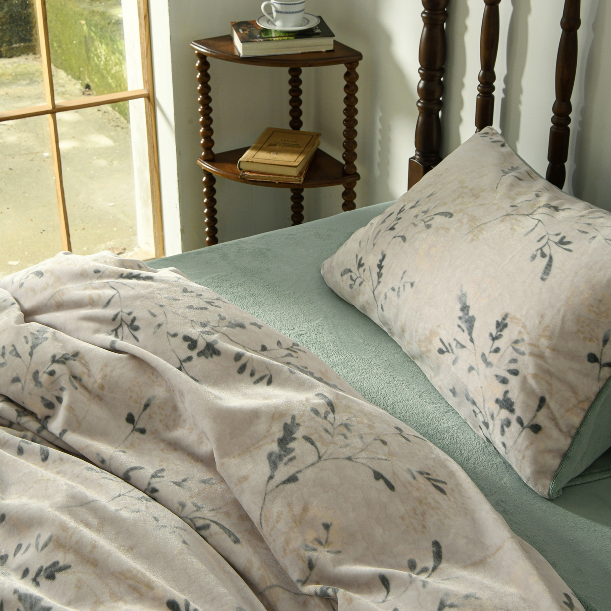 91家纺网 家纺一手货源 找家纺 花漾家居 2025秋冬新品法式复古简约诧寂风牛奶绒四件套 鎏金岁月绿
