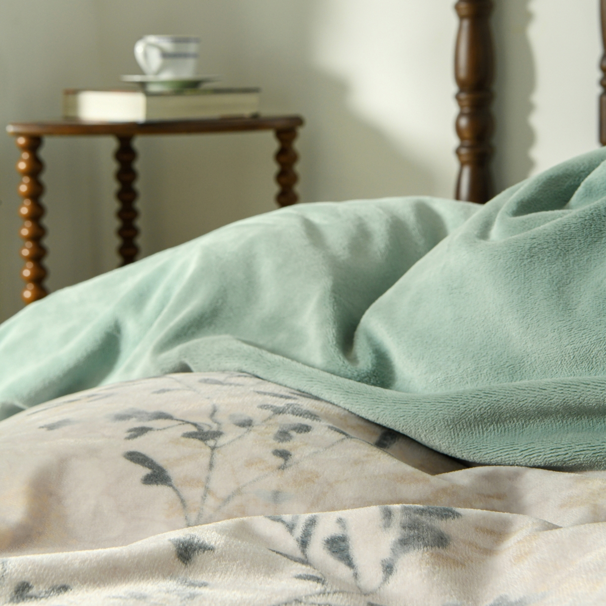 91家纺网 家纺一手货源 找家纺 花漾家居 2025秋冬新品法式复古简约诧寂风牛奶绒四件套 鎏金岁月绿