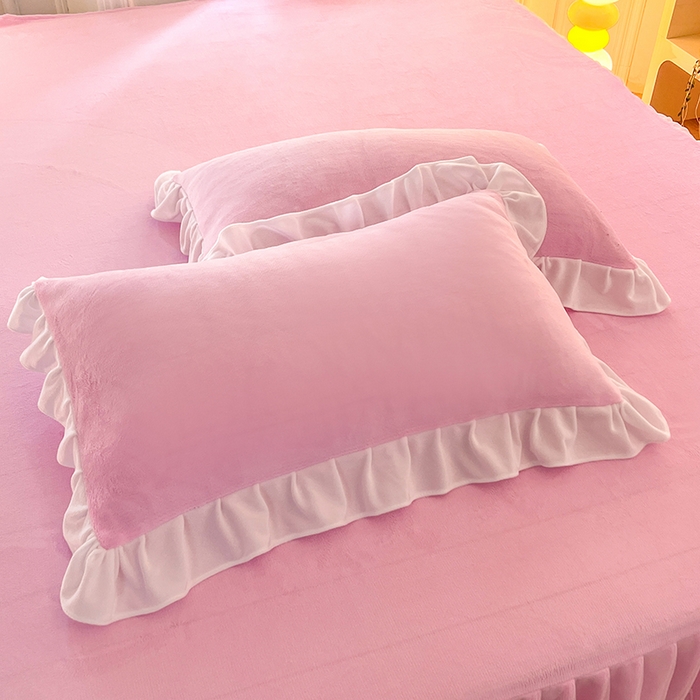 91家纺网 家纺一手货源 找家纺 后庭寝室 2025新款牛奶绒床裙四件套倾城 倾城-少女粉