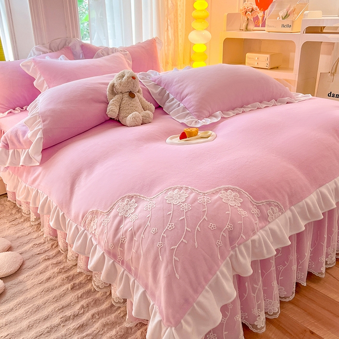 91家纺网 家纺一手货源 找家纺 后庭寝室 2025新款牛奶绒床裙四件套倾城 倾城-少女粉