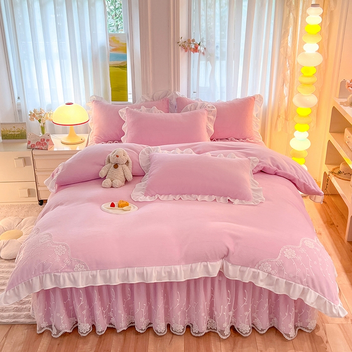 91家纺网 家纺一手货源 找家纺 后庭寝室 2025新款牛奶绒床裙四件套倾城 倾城-少女粉