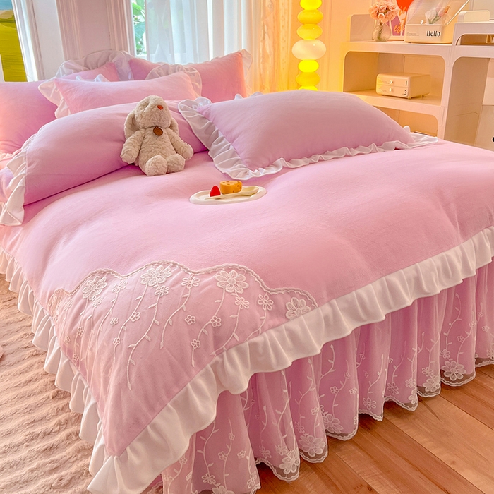 91家纺网 家纺一手货源 找家纺 后庭寝室 2025新款牛奶绒床裙四件套倾城 倾城-少女粉