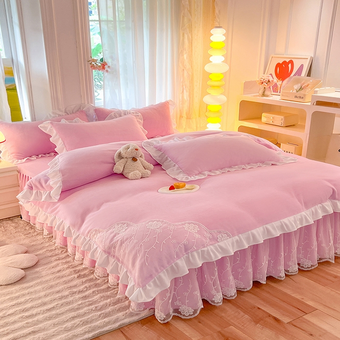 91家纺网 家纺一手货源 找家纺 后庭寝室 2025新款牛奶绒床裙四件套倾城 倾城-少女粉