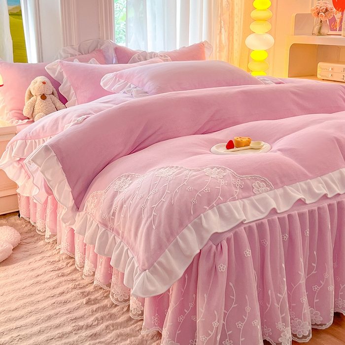 91家纺网 家纺一手货源 找家纺 后庭寝室 2025新款牛奶绒床裙四件套倾城 倾城-少女粉