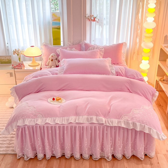 91家纺网 家纺一手货源 找家纺 后庭寝室 2025新款牛奶绒床裙四件套倾城 倾城-少女粉