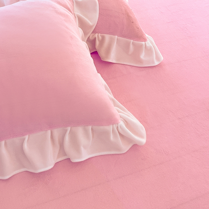 91家纺网 家纺一手货源 找家纺 后庭寝室 2025新款牛奶绒床裙四件套倾城 倾城-少女粉