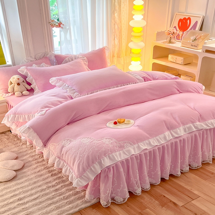 91家纺网 家纺一手货源 找家纺 后庭寝室 2025新款牛奶绒床裙四件套倾城 倾城-少女粉