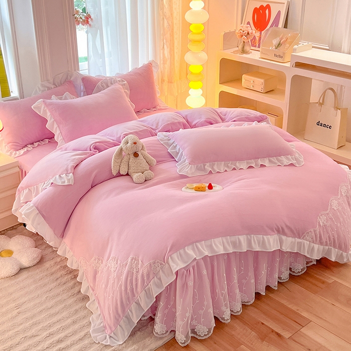 91家纺网 家纺一手货源 找家纺 后庭寝室 2025新款牛奶绒床裙四件套倾城 倾城-少女粉