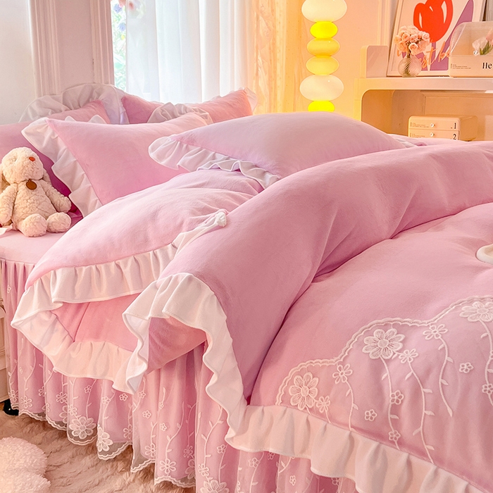 91家纺网 家纺一手货源 找家纺 后庭寝室 2025新款牛奶绒床裙四件套倾城 倾城-少女粉