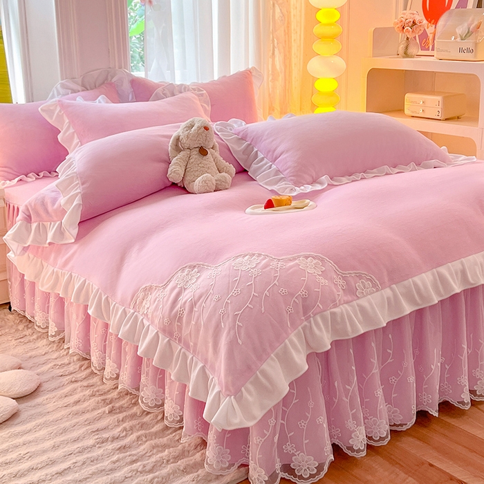 91家纺网 家纺一手货源 找家纺 后庭寝室 2025新款牛奶绒床裙四件套倾城 倾城-少女粉