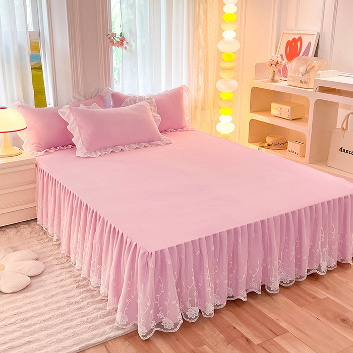 91家纺网 家纺一手货源 找家纺 后庭寝室 2025新款牛奶绒床裙四件套倾城 倾城-少女粉