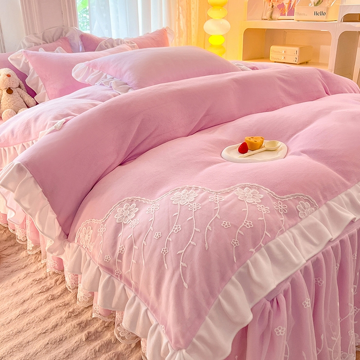 91家纺网 家纺一手货源 找家纺 后庭寝室 2025新款牛奶绒床裙四件套倾城 倾城-少女粉