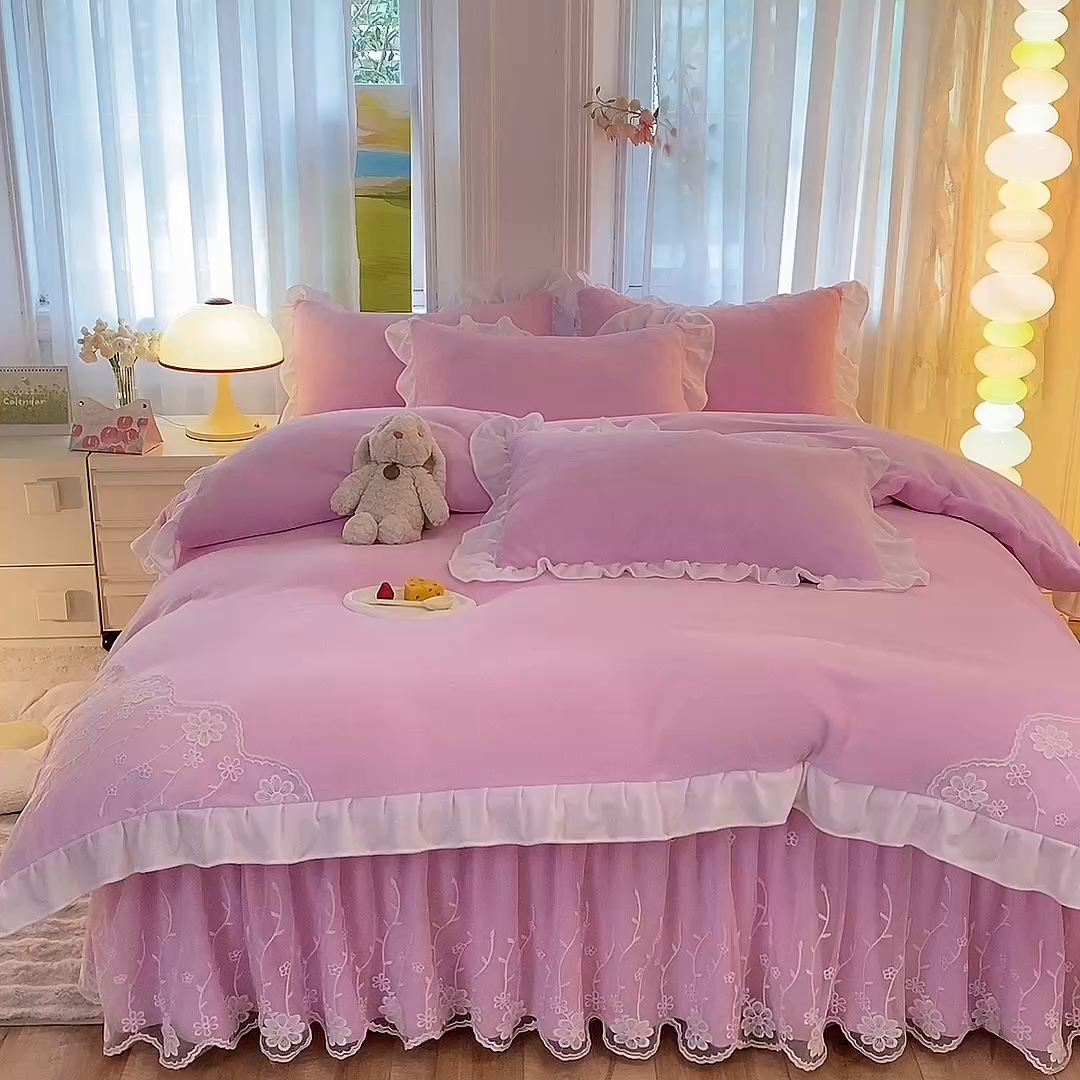 91家纺网 家纺一手货源 找家纺 后庭寝室 2025新款牛奶绒床裙四件套倾城 倾城-少女粉