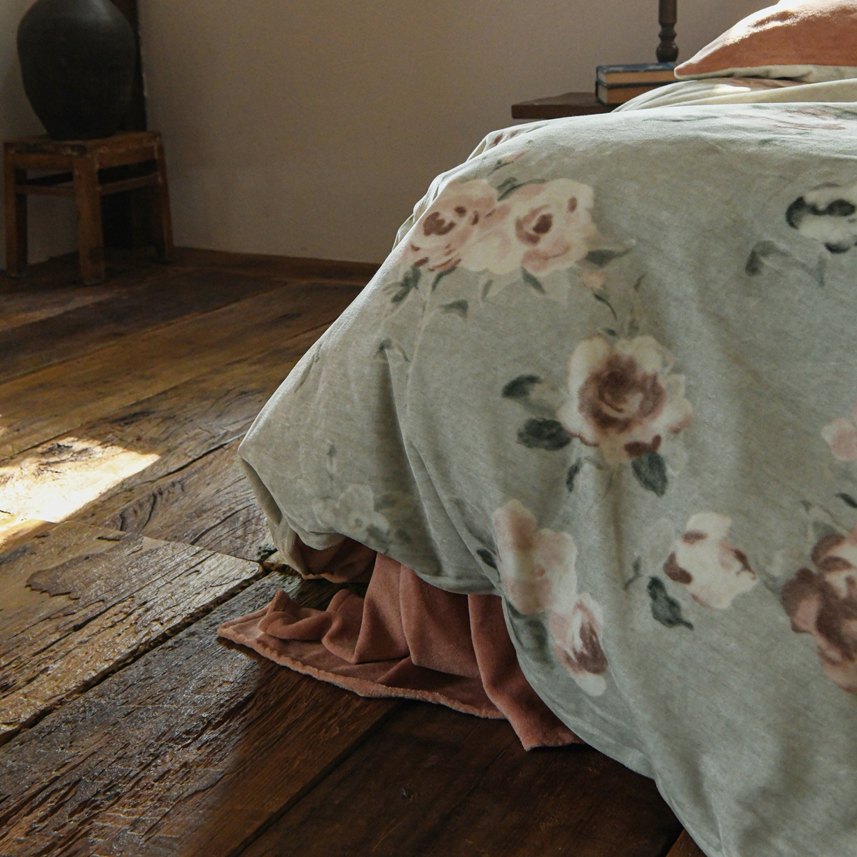 91家纺网 家纺一手货源 找家纺 花漾家居 2025秋冬新品法式复古简约诧寂风牛奶绒四件套 罗兰 绿