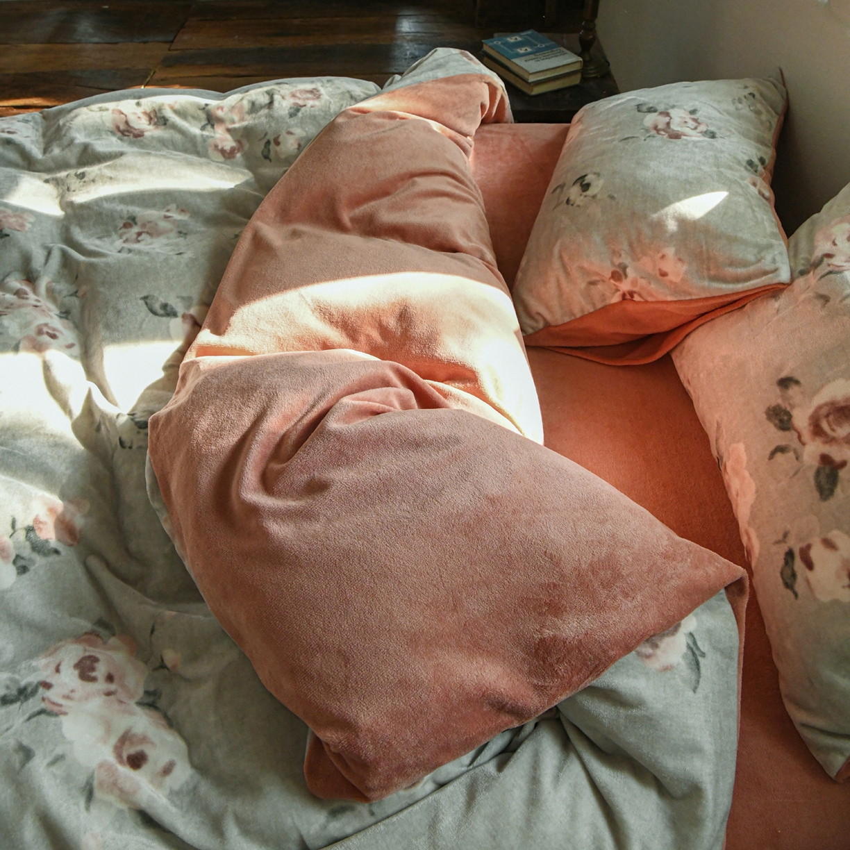 91家纺网 家纺一手货源 找家纺 花漾家居 2025秋冬新品法式复古简约诧寂风牛奶绒四件套 罗兰 绿