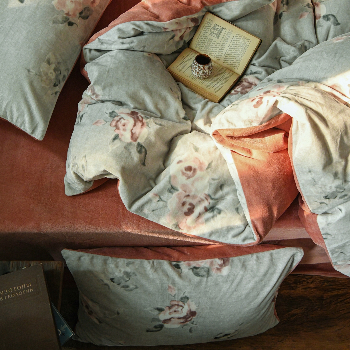 91家纺网 家纺一手货源 找家纺 花漾家居 2025秋冬新品法式复古简约诧寂风牛奶绒四件套 罗兰 绿