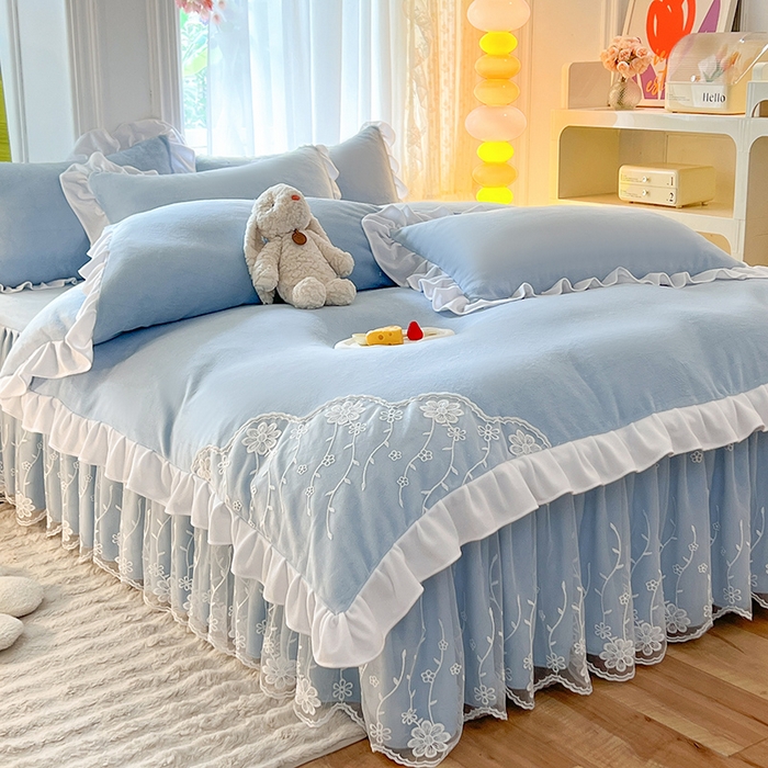 91家纺网 家纺一手货源 找家纺 后庭寝室 2025新款牛奶绒床裙四件套倾城 倾城-天空蓝