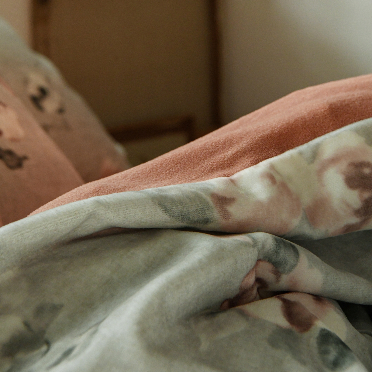 91家纺网 家纺一手货源 找家纺 花漾家居 2025秋冬新品法式复古简约诧寂风牛奶绒四件套 罗兰 绿