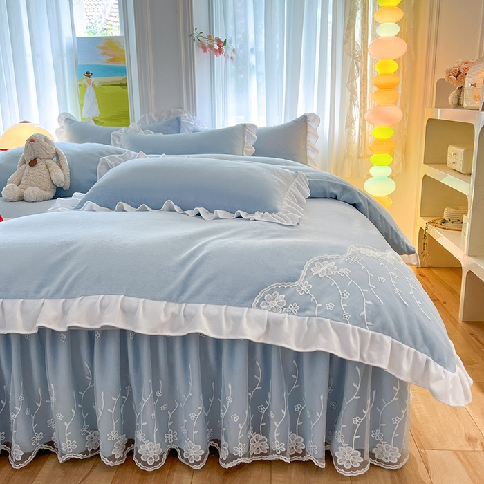 91家纺网 家纺一手货源 找家纺 后庭寝室 2025新款牛奶绒床裙四件套倾城 倾城-天空蓝