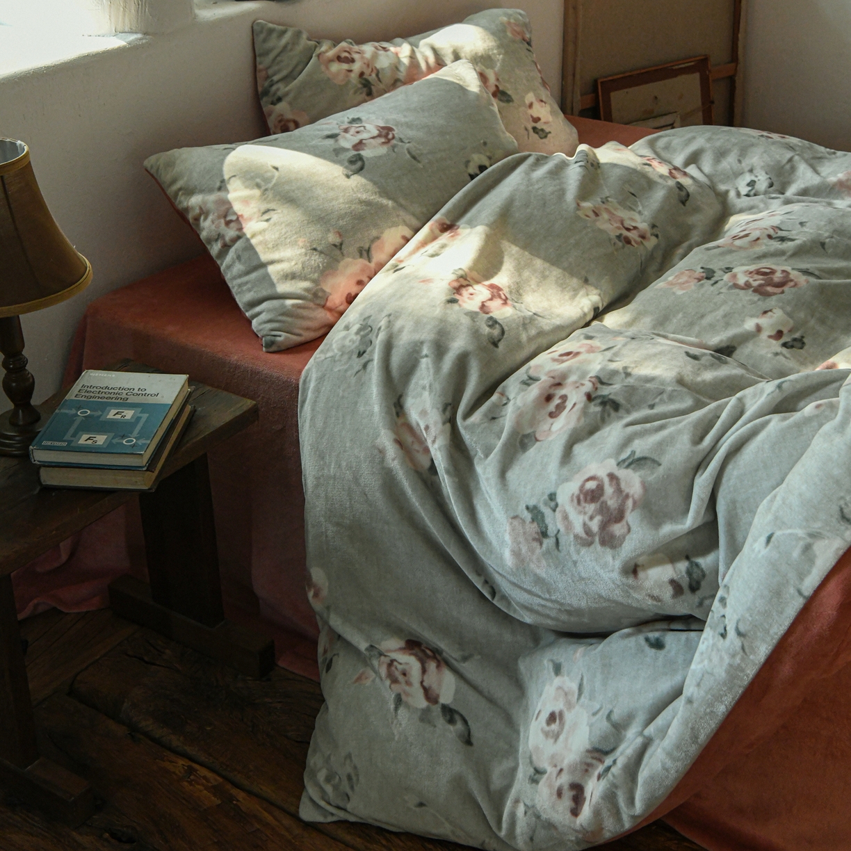 91家纺网 家纺一手货源 找家纺 花漾家居 2025秋冬新品法式复古简约诧寂风牛奶绒四件套 罗兰 绿