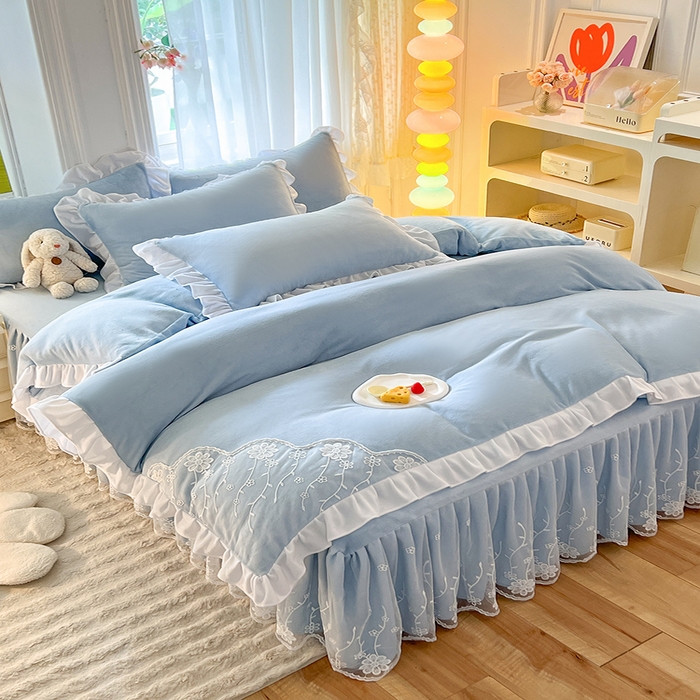 91家纺网 家纺一手货源 找家纺 后庭寝室 2025新款牛奶绒床裙四件套倾城 倾城-天空蓝