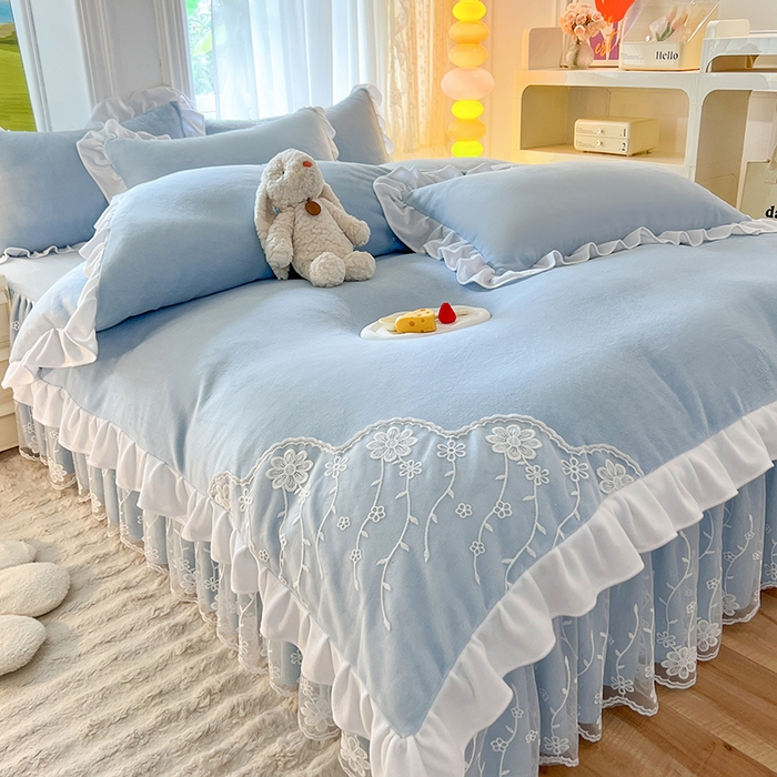 91家纺网 家纺一手货源 找家纺 后庭寝室 2025新款牛奶绒床裙四件套倾城 倾城-天空蓝