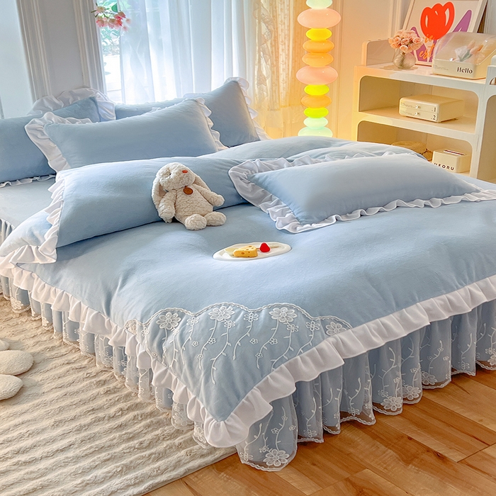 91家纺网 家纺一手货源 找家纺 后庭寝室 2025新款牛奶绒床裙四件套倾城 倾城-天空蓝