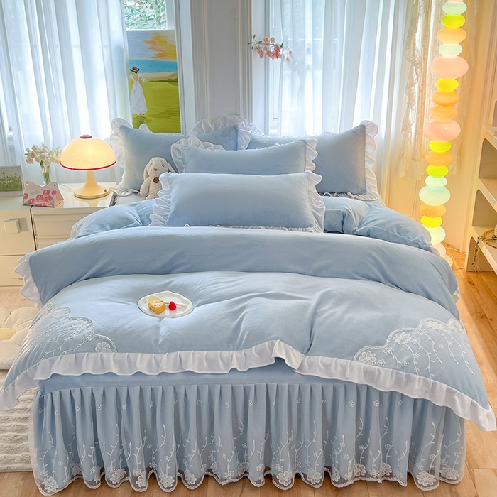 91家纺网 家纺一手货源 找家纺 后庭寝室 2025新款牛奶绒床裙四件套倾城 倾城-天空蓝