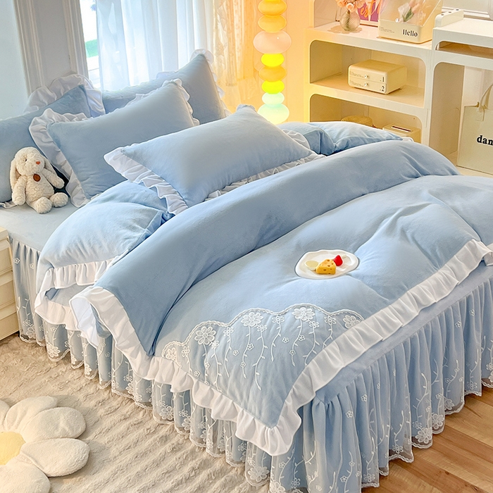 91家纺网 家纺一手货源 找家纺 后庭寝室 2025新款牛奶绒床裙四件套倾城 倾城-天空蓝