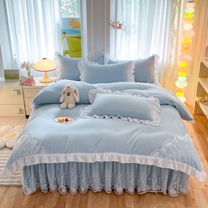 91家纺网 家纺一手货源 找家纺 后庭寝室 2025新款牛奶绒床裙四件套倾城 倾城-天空蓝