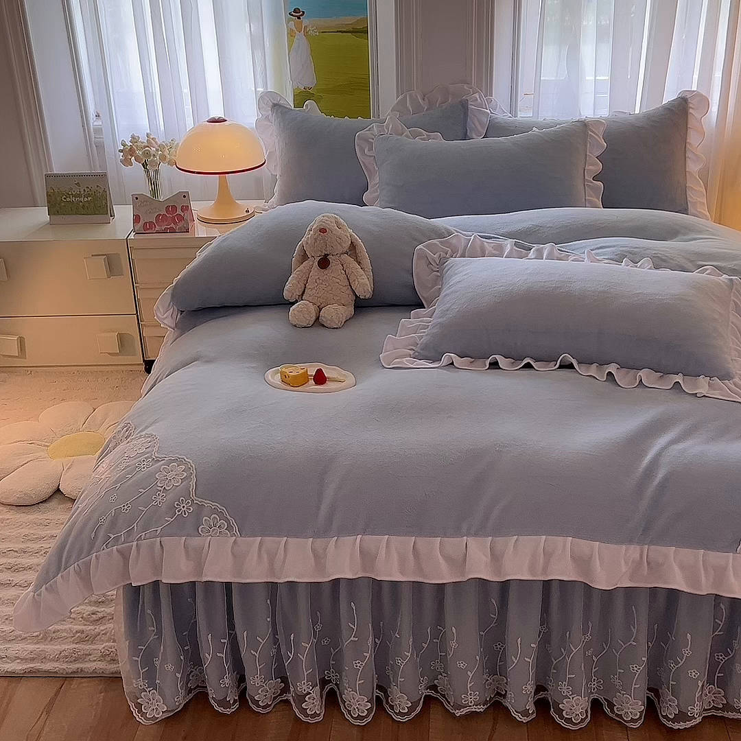 91家纺网 家纺一手货源 找家纺 后庭寝室 2025新款牛奶绒床裙四件套倾城 倾城-天空蓝