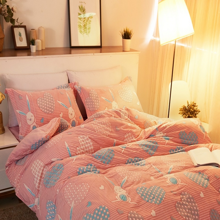 91家纺网 家纺一手货源 找家纺 梵克保罗 2025新款秋冬6D水晶绒雕花绒牛奶绒法莱绒学生三件套 快乐兔