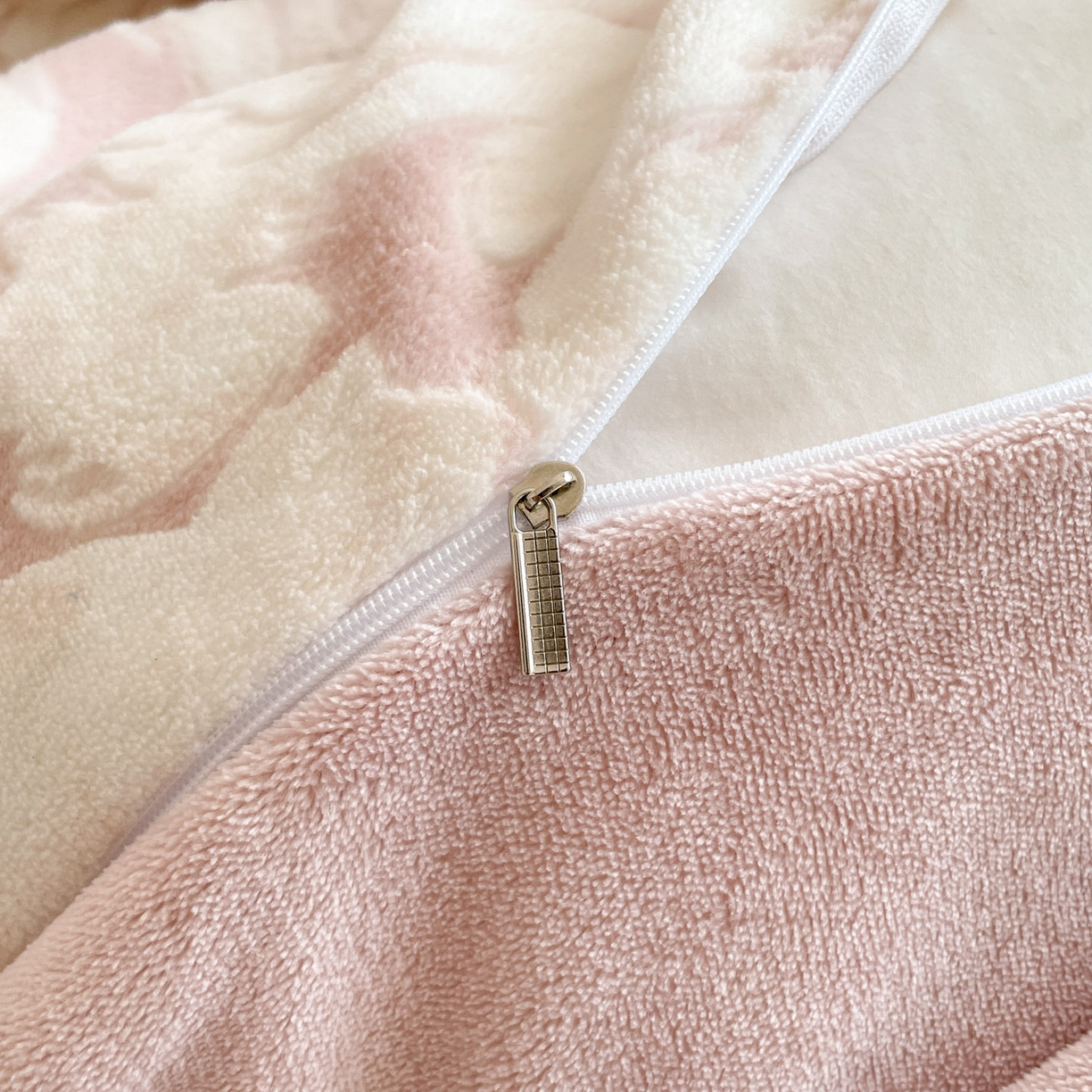 91家纺网 家纺一手货源 找家纺 梵克保罗 2025新款保暖舒适雕花绒四件套 繁花-粉