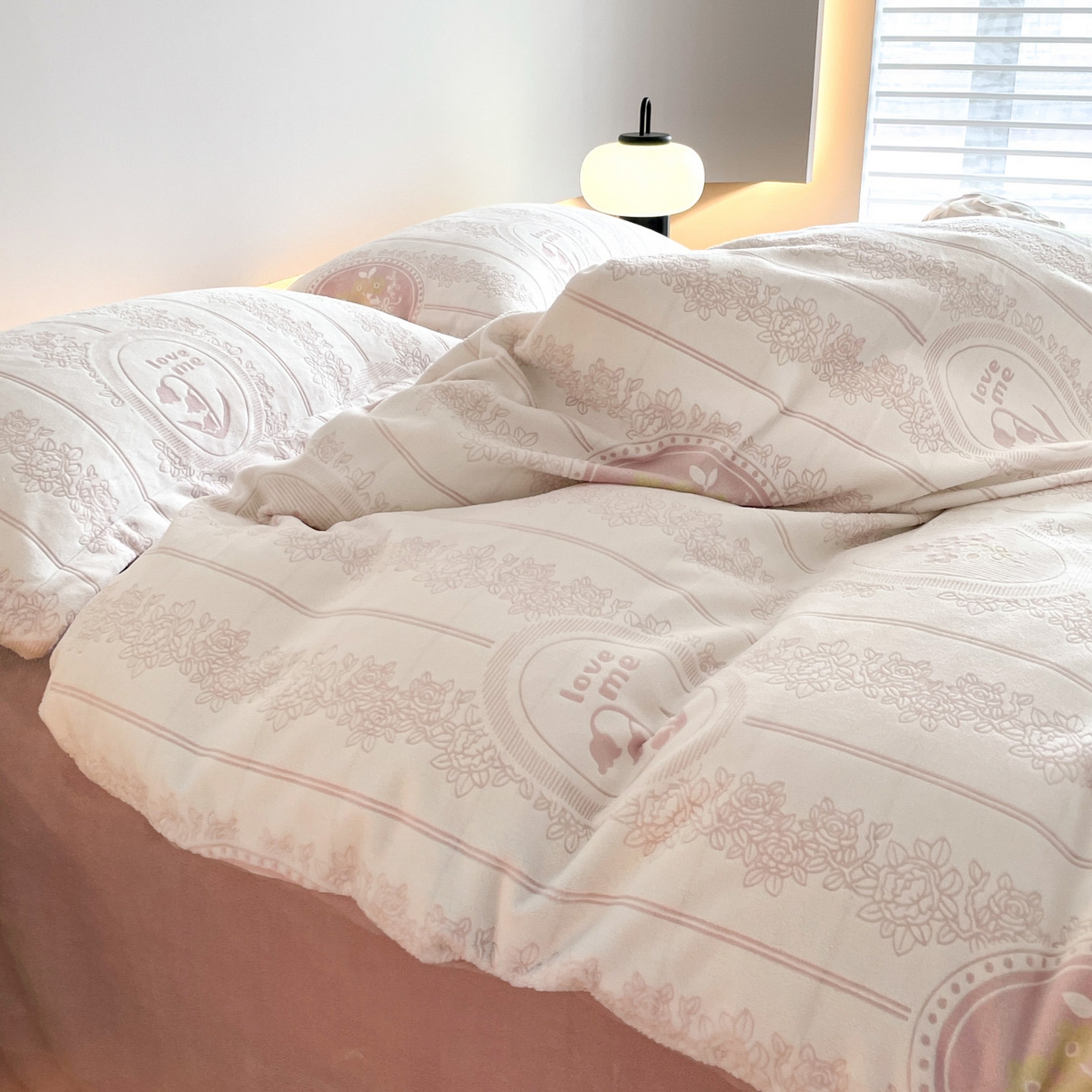 91家纺网 家纺一手货源 找家纺 梵克保罗 2025新款保暖舒适雕花绒四件套 艾瑞-粉