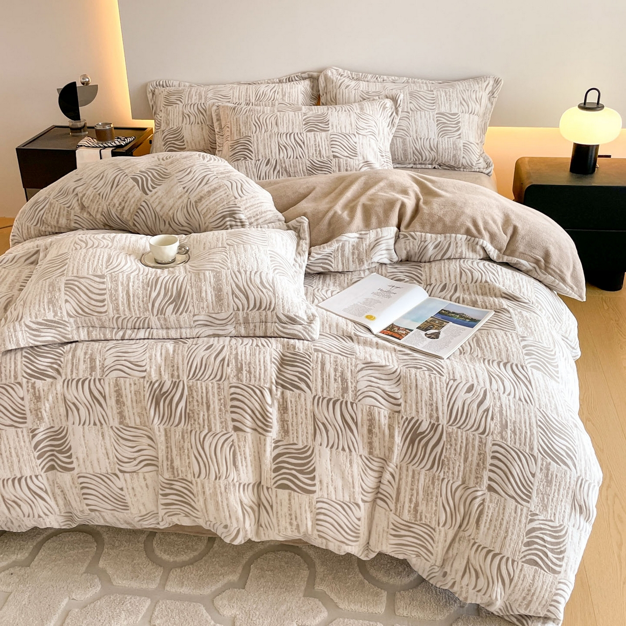 91家纺网 家纺一手货源 找家纺 梵克保罗 2025新款保暖舒适雕花绒四件套 斑马暖咖