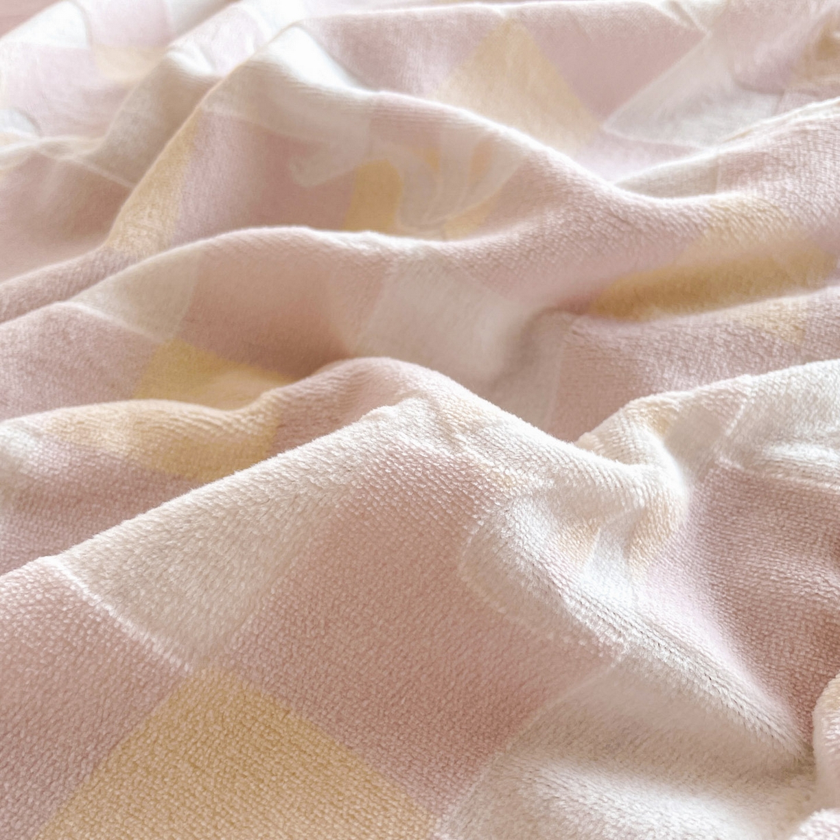 91家纺网 家纺一手货源 找家纺 梵克保罗 2025新款保暖舒适雕花绒四件套 方格蝴蝶