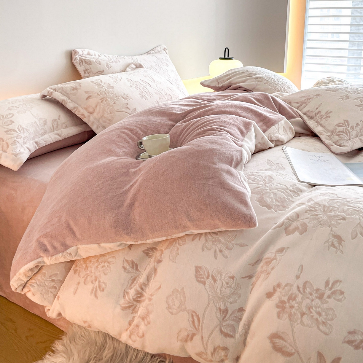 91家纺网 家纺一手货源 找家纺 梵克保罗 2025新款保暖舒适雕花绒四件套 花季-粉