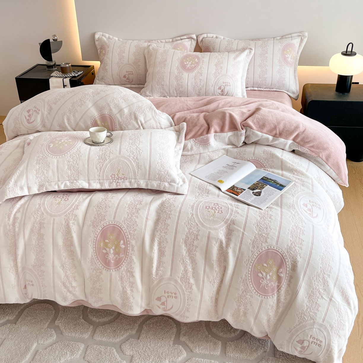 91家纺网 家纺一手货源 找家纺 梵克保罗 2025新款保暖舒适雕花绒四件套 艾瑞-粉